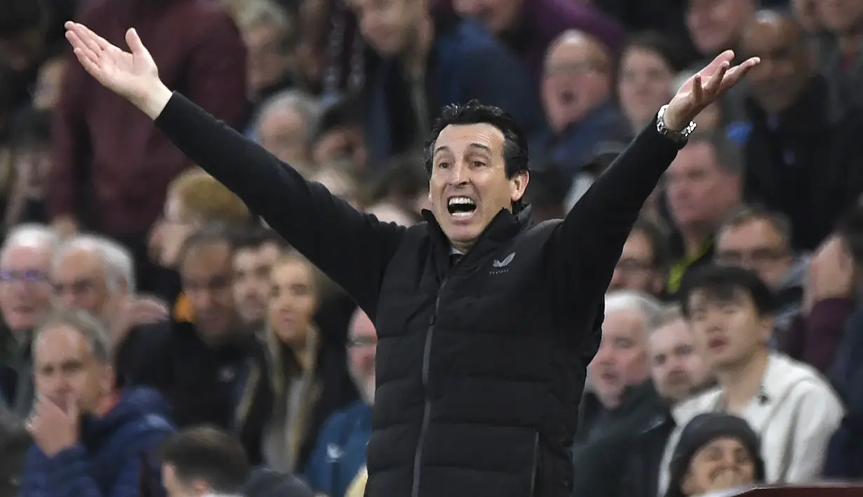 Pelatih Aston Villa, Unai Emery, memberikan arahan kepada anak asuhnya saat melawan Liverpool pada laga Liga Inggris di Stadion Villa Park, Selasa (14/5/2024). (AP Photo/Rui Vieira)