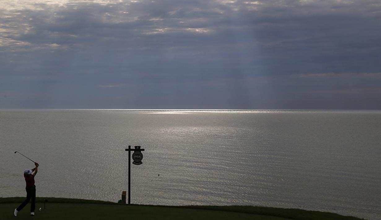 Pegolf Finlandia, Mikko Ilonen memukul bola pada lanjutan Turnamen Golf PGA Championship di Wisconsin, US, Kamis (13/8/2015). (EPA/Erik S. Lesser)