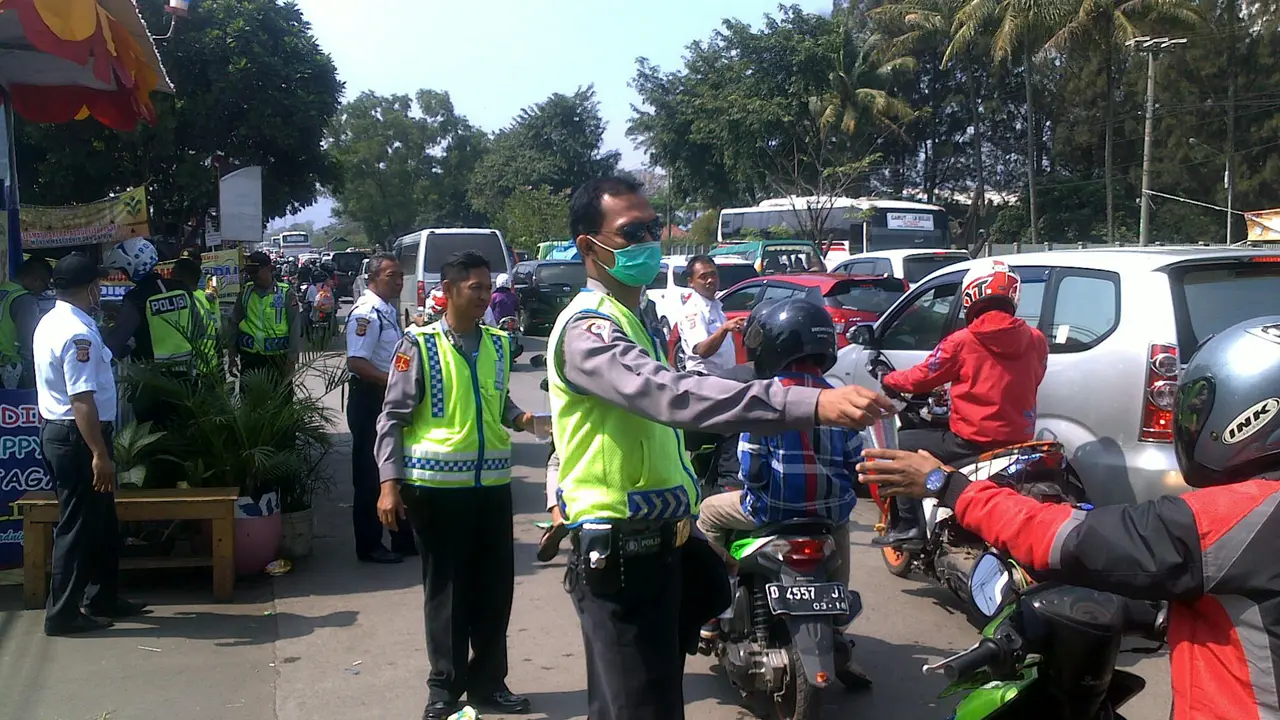 Polisi Bagikan Air Minum