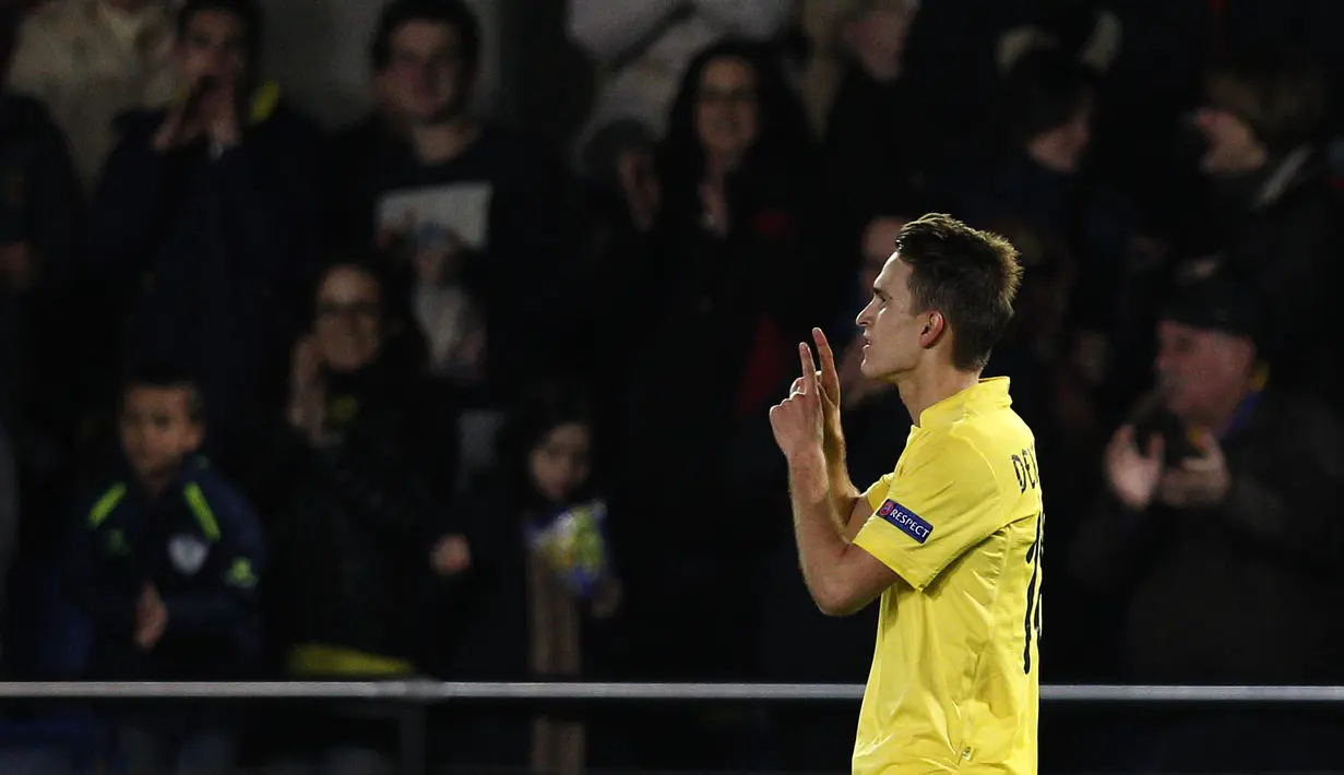 Pemain Villarreal, Denis Suarez, merayakan gol ke gawang Napoli pada laga leg pertama 32 besar Liga Europa di Stadion Camp El Madrigal, Jumat (19/2/2016) dini hari WIB. (AFP/Jose Jordan)