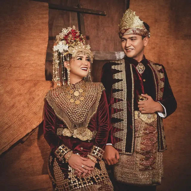 6 Potret Prewedding Masayu Clara dan Qausar Harta dengan Baju Adat, Tampil Serasi