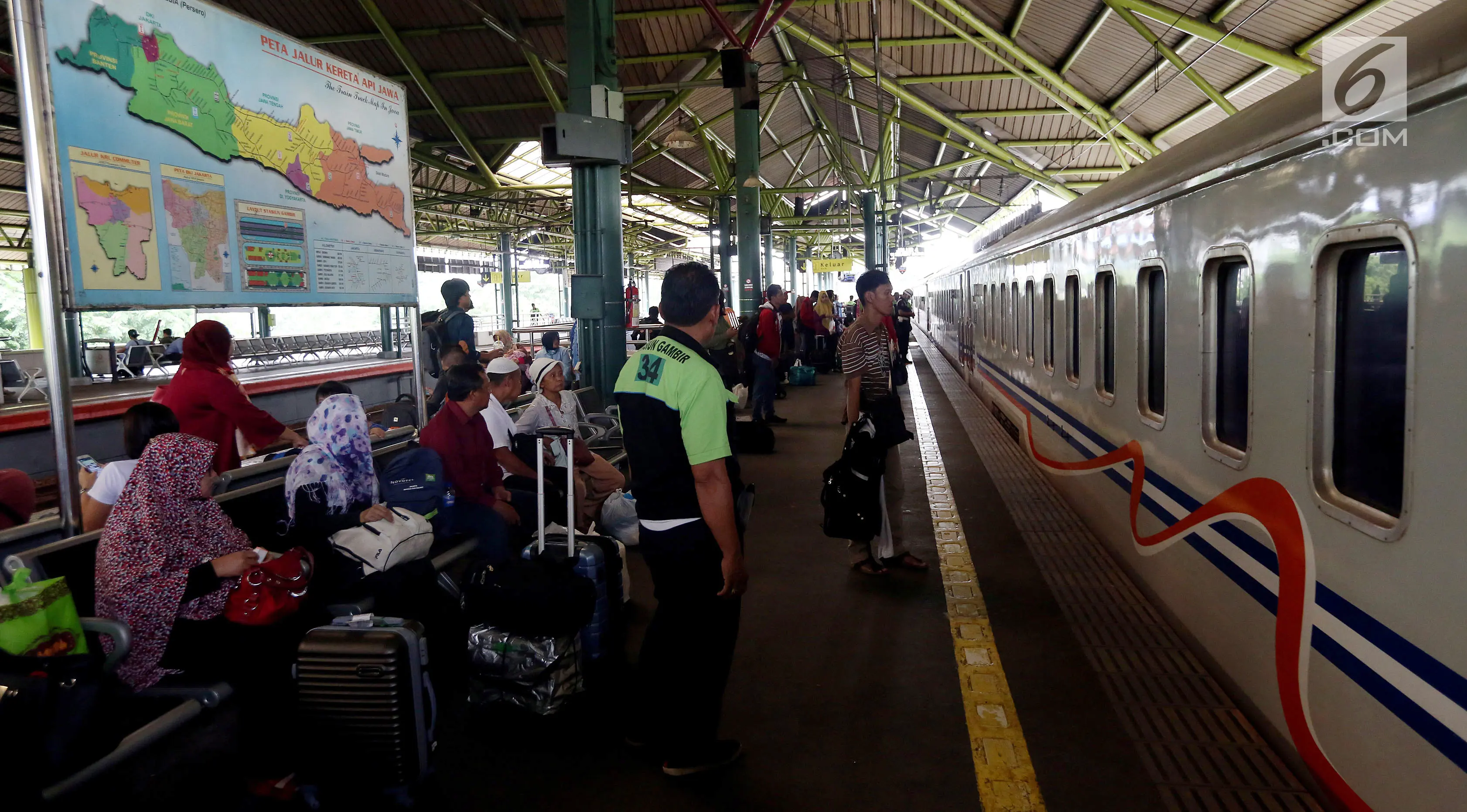 Sejumlah penumpang menunggu kereta di Stasiun Gambir, Jakarta, Rabu (29/11). PT KAI Daop 1 Jakarta akan mengoperasikan 11 KA tambahan tujuan Solo, Bandung, dan Cirebon yang dimulai pada 29 November hingga 4 Desember 2017. (Liputan6.com/JohanTallo)