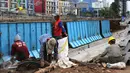 Para pekerja menyelesaikan pembangunan turap di sepanjang Kali Grogol, Jakarta, Senin (21/11). Pembangunan turap dilakukan untuk mencegah meluapnya air kali saat hujan dan ditargetkan selesai 20 Desember 2016. (Liputan6.com/Gempur M Surya)