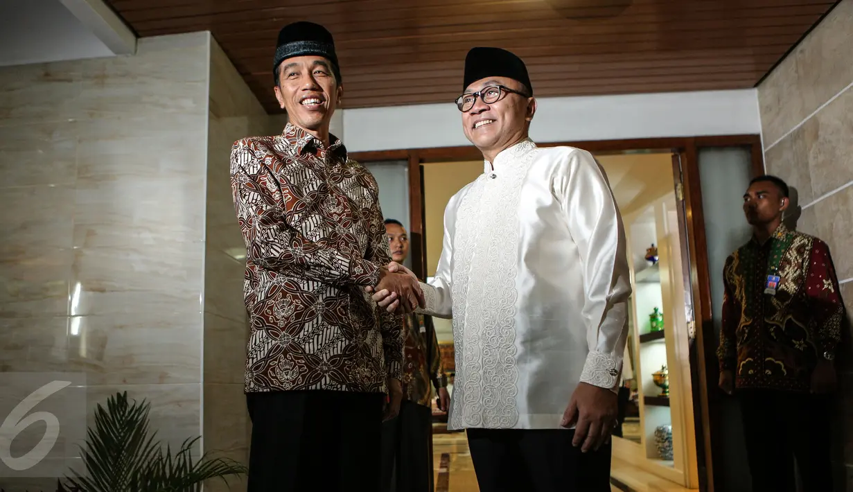 Presiden Jokowi (kiri) disambut Zulkifli Hasan saat menghadiri acara Buka Puasa Bersama di Rumah Dinas Ketua MPR RI, Jakarta, Senin (22/6/2015). Presiden dan sejumlah tokoh Parpol tampak hadir dalam acara tersebut. (Liputan6.com/Faizal Fanani)