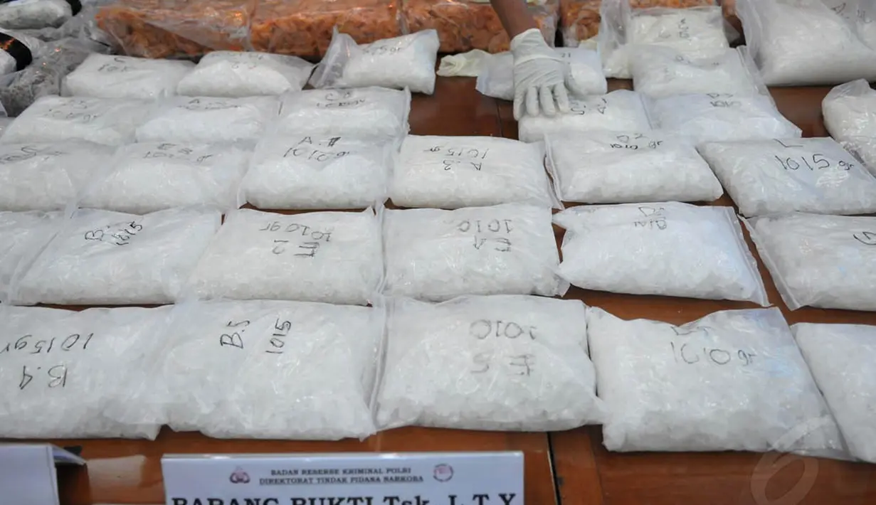 Barang bukti sabu ditunjukan saat jumpa pers di di Mabes Polri, Jakarta, (10/10/14). (Liputan6.com/Johan Tallo)
