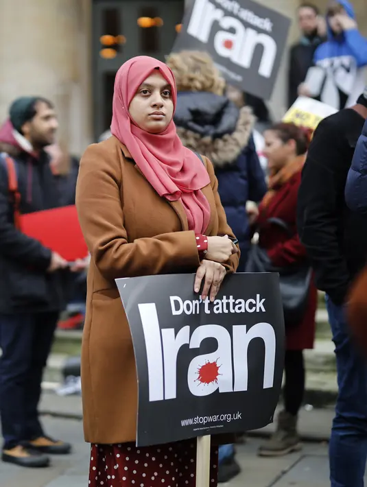 Seorang demonstran saat mengikuti aksi protes  menentang ancaman perang dengan Iran, di London, Inggris (11/1/2020). (AFP/Tolga Akmen)