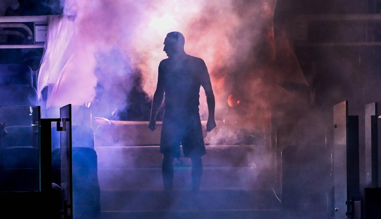 Rekrutan baru Fiorentina, Franck Ribery, menyapa suporter saat sesi perkenalan di Stadion Artemio Franchi, Florence, Kamis (22/8). Gelandang asal Prancis ini didatangkan secara gratis dari Bayern Munchen. (AFP/Andreas Solaro)