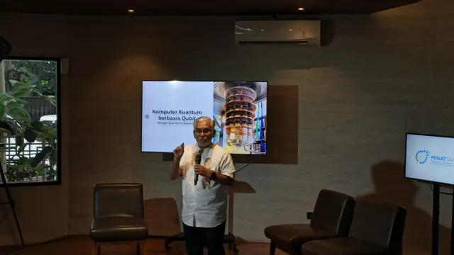 Guru Besar Fisika Teori IPB University, Prof. Dr. Husein Alatas, M.Si., saat memaparkan materi di acara Kopisains: The Spirit of Quantum di Jakarta.