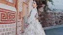 Beberapa waktu lalu, Dea Annisa diketahui bertandang ke Negeri Ginseng untuk berlibur. Di sana, Ia menjajal Hanbok alias pakaian tradisional Korea. Dalam foto yang diunggah di Instagram, rambut Dea juga didandani mirip dengan wanita di kerajaan Korea zaman dahulu kala. (Liputan6.com/IG/@deaaannisa)