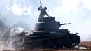 Para aktor memainkan sebuah adegan yang menceritakan tentara merebut tank musuh saat pertunjukan rekonstruksi pertempuran Perang Dunia II, di Memorial "Stalin Line", dekat Desa Goroshki, Belarusia, (10/9). (Reuters/Vasily Fedosenko)