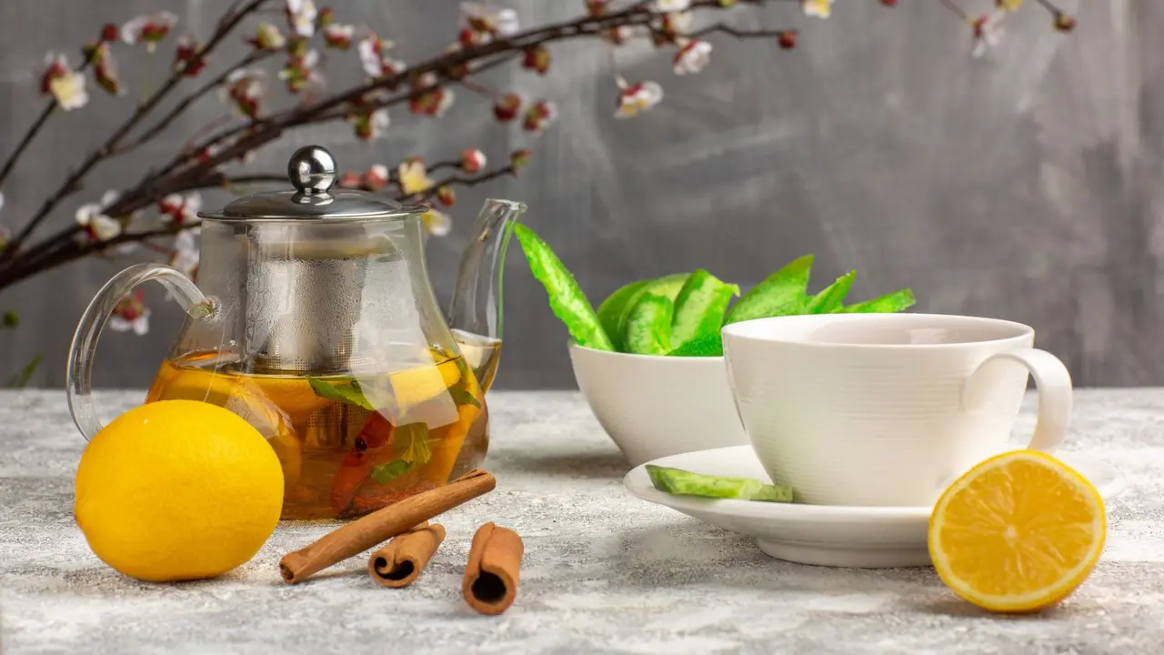 5 Karakter Perempuan Penyuka Parfum Aroma Teh yang Tenang, Elegan, dan Penuh Empati