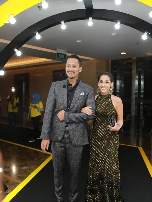 Pada awal bulan Agustus 2017 lalu Tora Sudiro ditemukan pihak kepolisian memiliki 30 butir obat-obatan psikotropika jenis dumolid. Saat itu ia sedang bersama sang istri, Mieke Amalia,di kediamannya. (Adrian Putra/Bintang.com)