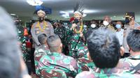 Panglima TNI Hadi Tjahjanto meninjau proses vaksinasi Covid-19 ke prajurit TNI AD di gedung PKK, Manokwari, Papua Barat. (Dokumentasi TNI)