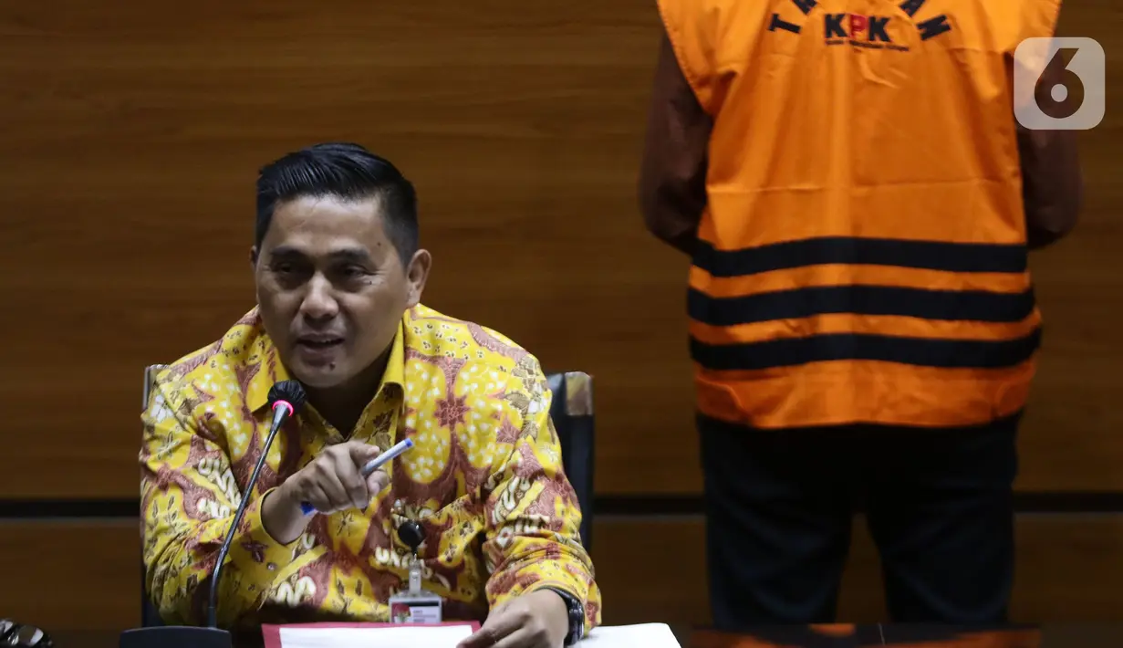 Deputi Penindakan KPK Karyoto menyampaikan rilis penetapan dan penahanan tersangka dugaan tindak pidana korupsi terkait dugaan penerimaan gratifikasi di Pemkab Lampung Utara, Akbar Tandaniria Mangku Negara di Gedung KPK Jakarta, Jumat (15/10/2021).  (Liputan6.com/Helmi Fithriansyah)