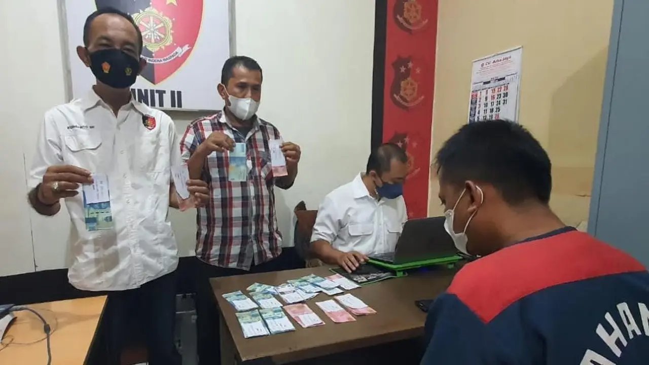 Pengedar uang palsu ditangkap di Surabaya. (Dian Kurniawan/Liputan6.com)