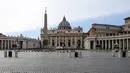 Pandangan umum Lapangan Santo Petrus dan basilika utamanya yang tertutup bagi wisatawan di Vatikan, Selasa (10/3/2020). Vatikan menutup lapangan Santo Petrus dan Basilika Santo Petrus bagi kunjungan wisatawan sampai 3 April untuk menghentikan penyebaran virus corona. (Tiziana FABI/AFP)