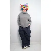 Bukan Melly Goeslaw sepertinya kalau tidak menggunakan headpiece unik di setiap penampilannya. Seperti yang satu ini, Melly menggunakan hiasan kepala berbentuk pompom dan warna-warni. (Instagram/melly_goeslaw)