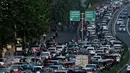 Sejumlah kendaraan terjebak kemacetan di Terusan Casablanca, Kampung Melayu, Jakarta, Senin (18/7). Memasuki hari pertama masuk sekolah pasca libur Lebaran 2016, jalanan Jakarta kembali macet. (Liputan6.com/Johan Tallo)