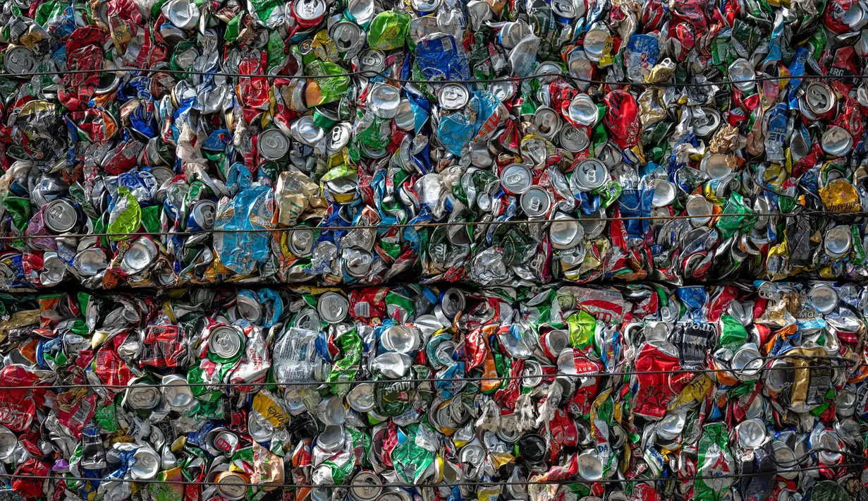 Foto menunjukkan tumpukan kaleng aluminium di Pabrik Daur Ulang di kota Corfu pada tanggal 15 Oktober 2025. (Angelos TZORTZINIS/AFP)