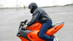 Motor roda satu ini mungkin cocok untuk jadi motor sirkus. (Source: drivespark.com)