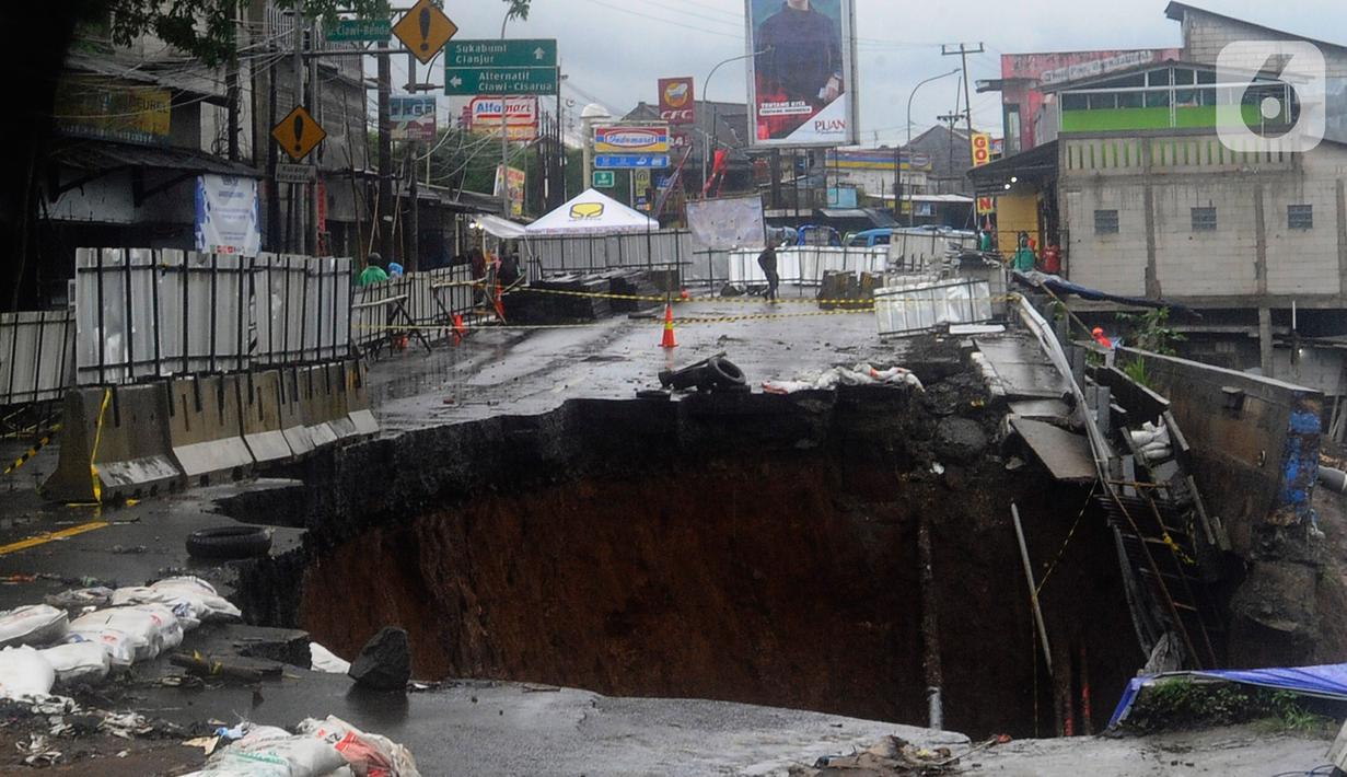 Ruas jalan Jembatan Cikreteg yang longsor di akses jalan nasional Bogor-Sukabumi, Caringin, Kabupaten Bogor, Jawa Barat, Kamis (2/3/2023). Ruas jalan Jembatan Cikereteg longsor pada Senin (27/2/2023) pukul 11.00 WIB akibat tingginya intensitas hujan di wilayah tersebut sehingga semua arus lalu lintas kendaraan menuju ke lokasi itu ditutup total dan kendaraan roda empat dialihkan lewat jalan tol. (merdeka.com/Arie Basuki)