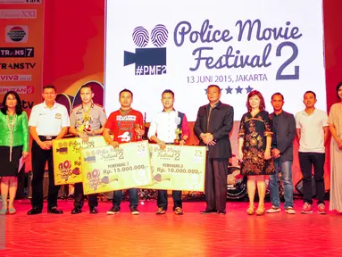 Para Juara berfoto bersama di malam Penganugerahan Police Movie Festival 2015, Jakarta, Sabtu (13/6/2015). Film pendek besutan Edosz cs dengan judul' Mencoba Menjadi Polisi Harapan ' berhasil keluar sebagai juara pertama. (Liputan6.com/Yoppy Renato)