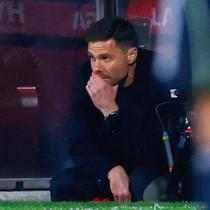 Pelatih Real Madrid, Xabi Alonso, tampak kecewa setelah anak asuhnya bermain imbang 1-1 ketika menghadapi tuan rumah Girona pada laga lanjutan La Liga 2025/2026 di Montilivi, Senin (1/12/2025) dini hari WIB. (AP Photo/Joan Monfort)