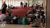 Peserta aksi damai 212 beristirahat di sekitar Masjid Istiqlal, Jakarta, Kamis (1/12). Rencananya, ratusan ribu umat Islam akan melakukan aksi super damai 212 di halaman Monumen Nasional Jakarta. (Liputan6.com/Helmi Fithriansyah)