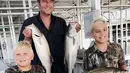 Kalau yang ini, potret Blake Shelton saat mengajak dua anak tertua Gwen Stefani ke Oklahoma untuk mancing. (instagram/gwenstefani)