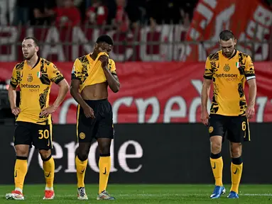 Ekspresi pemain Inter Milan Carlos Augusto, Denzel Dumfries, Stefan de Vrij dan Davide Frattesi (kiri ke kanan) usai laga melawan Monza pada lanjutan Serie A Italia di Stadion Brianteo, Monza, pada 15 September 2024. (Gabriel BOUYS/AFP)