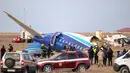 Tim penyelamat bekerja di lokasi jatuhnya jet penumpang Azerbaijan Airlines di dekat kota Aktau, Kazakhstan barat, pada 25 Desember 2024. (Issa Tazhenbayev/AFP)