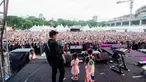 Chava dan Xabiru saat naik ke atas panggung. Mereka juga tersneyum dan melambaikan tangan ke arah penonton. (Foto: Instagram/ okintph)