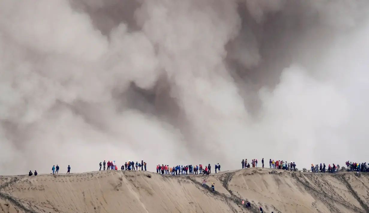 Warga suku Tengger menggelar upacara Kasada di gunung Bromo, Probolinggo, Rabu (20/7).Meskipun Gunung Bromo terus memuntahkan abu vulkanik, Warga tetap melaksanakan upacara.(REUTERS / Beawiharta)  