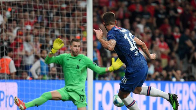 Striker Chelsea, Olivier Giroud kala mencetak gol ke gawang Liverpool