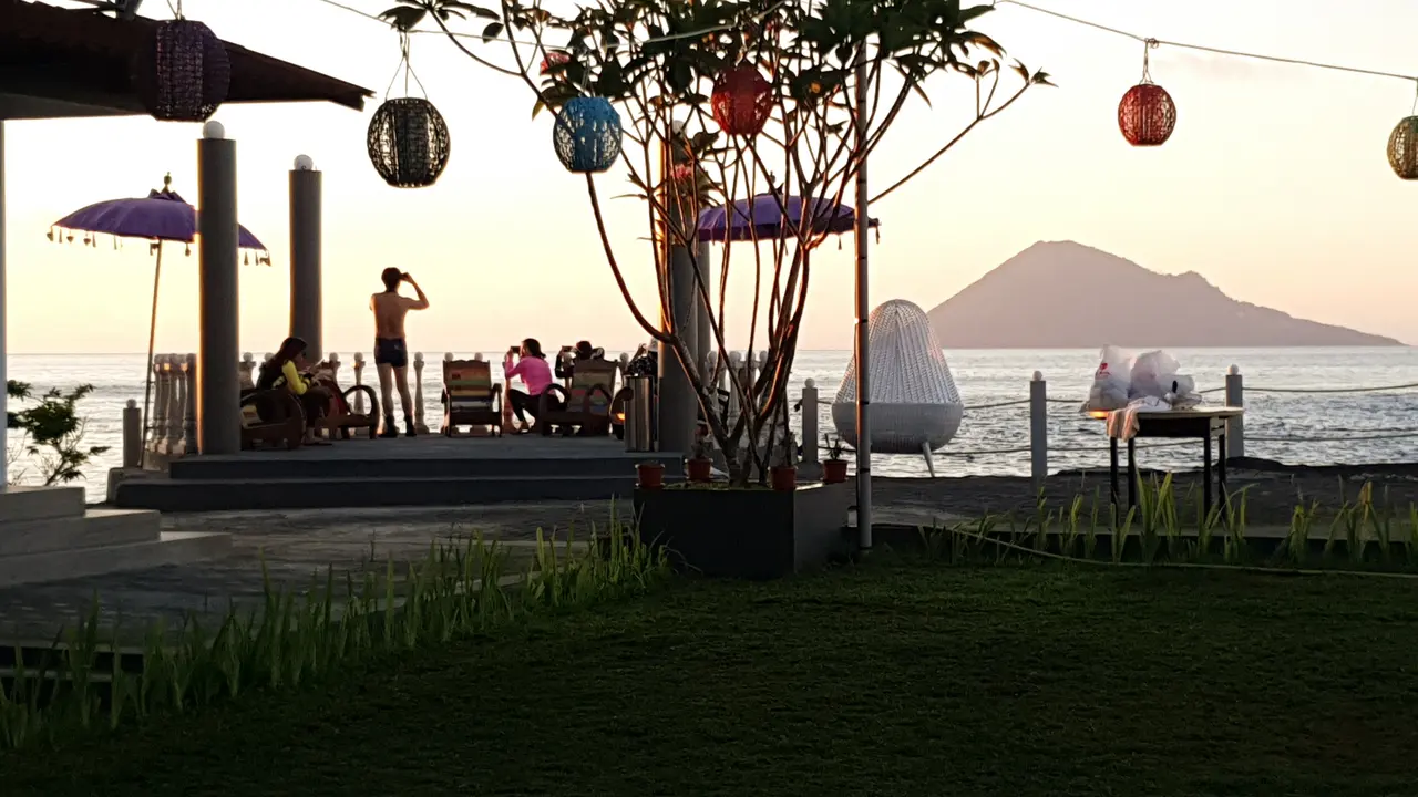 Salah satu daya tariknya adalah suasana sunset yang begitu romantis, saat menikmati matahari yang tenggelam di perairan Manado.