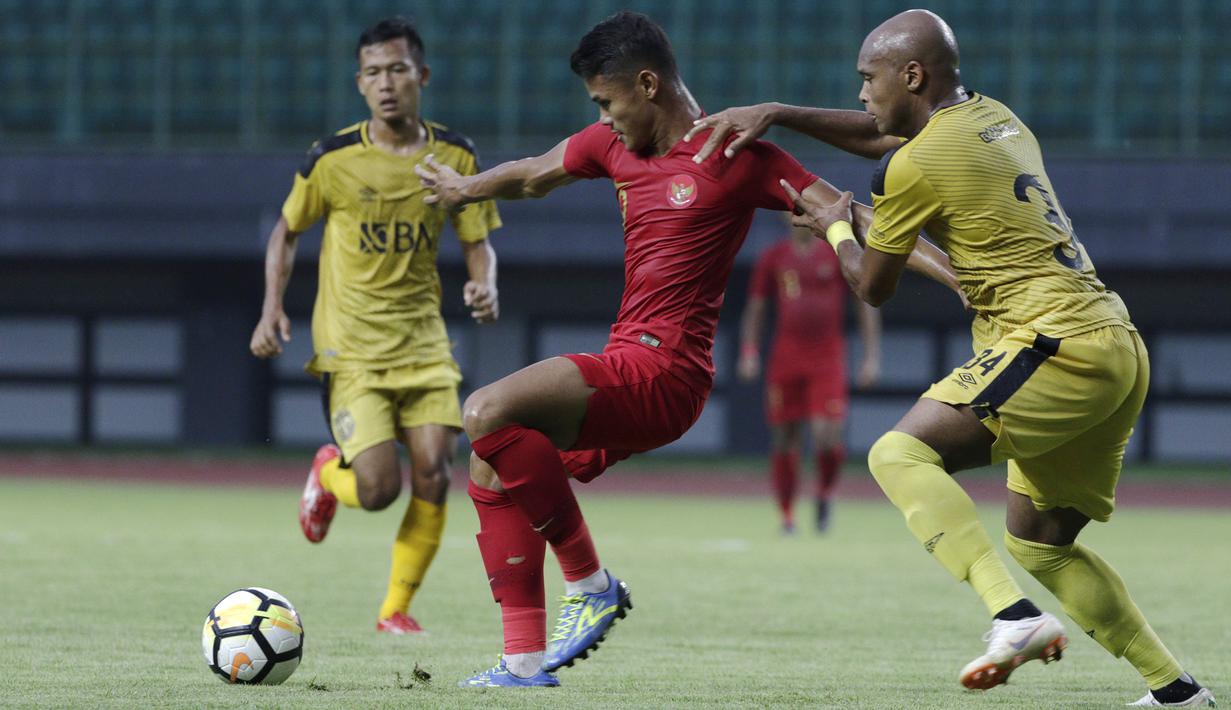 Striker Timnas Indonesia U-22, Dimas Drajad, mempertahankan bola saat melawan Bhayangkara FC pada laga uji coba di Stadion Patriot, Bekasi, Rabu (6/2). Keduanya bermain imbang 2-2. (Bola.com/Yoppy Renato)