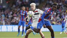 Penyerang sayap Manchester United (MU), Alejandro Garnacho, berduel dengan winger Crystal Palace, Eddie Nketiah, dalam laga pekan kelima Premier League 2024/2025 di Selhurst Park, Sabtu (21/9/2024) malam WIB. MU dan Crystal Palace bermain imbang 0-0. (Ian Kington / AFP)