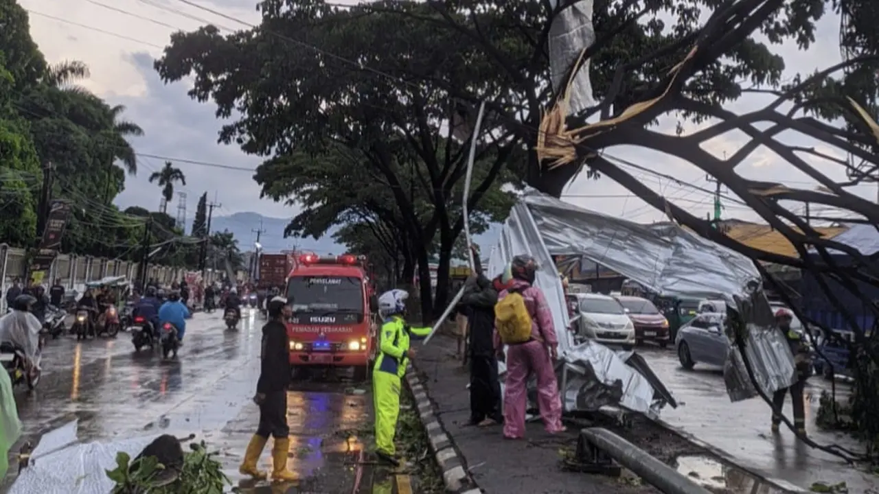 Angin kencang disertai hujan deras terjadi sekitar pukul 15.30 WIB pada Rabu 21 Februari 2024 menerjang kawasan Rancaekek-Jatinangor, Kabupaten Bandung, Jawa Barat (Jabar).