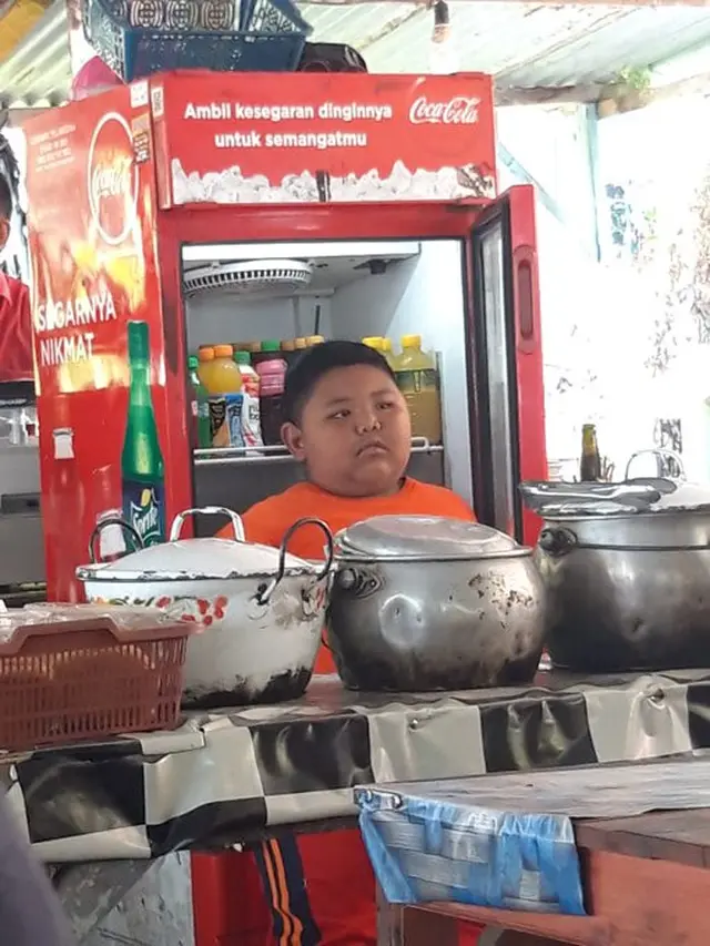 6 Kelakuan Bocah Ngadem di Kulkas saat Puasa Ini Bikin Senyum