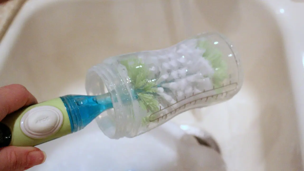 Hindari Diare pada Anak, Cuci Botol dengan Tepat