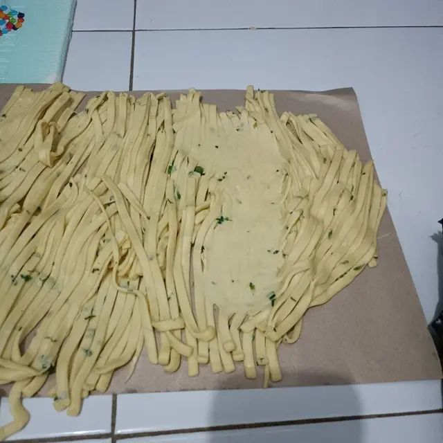 Cap Kaki Kucing, Ini 6 Potret Adonan Kue Lebaran yang Kinjak Ini Bikin Kesal