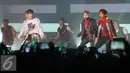 Boy band SHINee menghibur penggemarnya saat konser bertajuk "SHINee World V in Jakarta" di kawasan Kemayoran, Jakarta, Sabtu (12/11). SHINee tampil dengan membawakan 30 lagu dan album baru mereka 1 of 1. (Liputan6.com/Herman Zakharia)