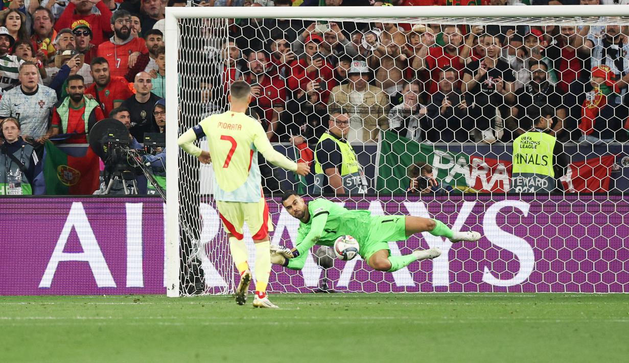 Diogo Costa tampil sebagai pahlawan Portugal dengan menggagalkan tendangan Alvaro Morata, sementara Ruben Neves menjadi algojo terakhir yang memastikan kemenangan. (Christian Charisius, dpa via AP)