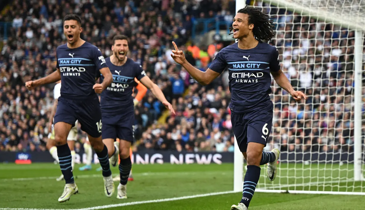 <p>Bek Manchester City, Nathan Ake (kanan) melakukan selebrasi dengan rekan setimnya setelah mencetak gol ke gawang Leeds United pada pertandingan lanjutan Liga Inggris di Elland Road di Leeds, Inggris utara (30/4/2022). Man City kembali ke puncak klasemen berkat keunggulan satu poin atas Liverpool.</p>