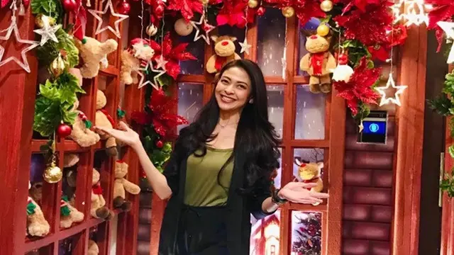 Potret Indira Paramarini Sudiro Rayakan Natal