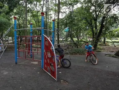 Anak-anak bermain sepeda di lapangan Taman Tebet, Jakarta Selatan, Selasa (8/1). Pemprov DKI Jakarta berencana merevitalisasi lima taman di ibu kota, salah satunya adalah Taman Honda yang berubah nama menjadi Taman Tebet. (Liputan6.com/Fery Pradolo)