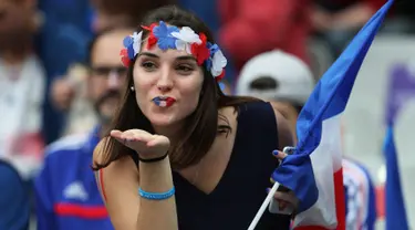  Seorang Suporter wanita mengenakan atribut berwarna bendera Prancis saat menyaksikan timnya melawan Rumania di ajang kualifikasi grup A Piala Eropa 2016 di stadion Stade de France, Saint-Denis, Paris, Prancis, (10/6). (REUTERS / Lee Smith)