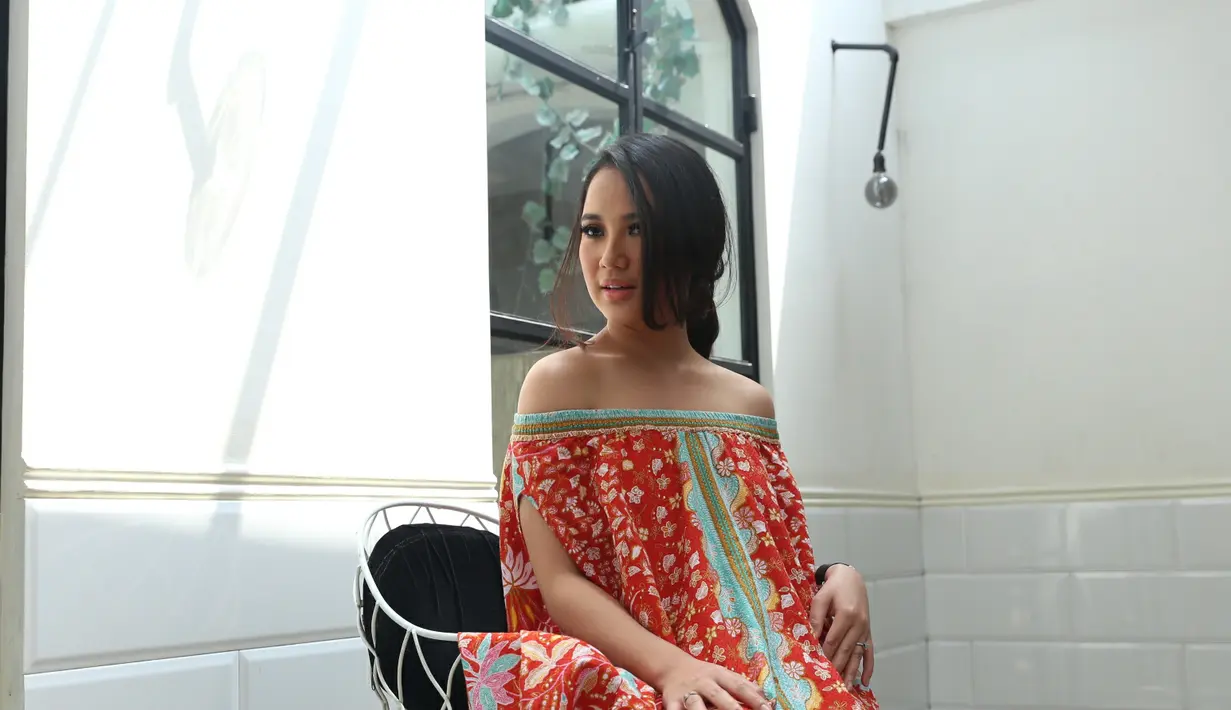 Bahkan, busananya Chacha banyak mengambil bahan kain dari daerah-daerah. (Andy Masela/Bintang.com)