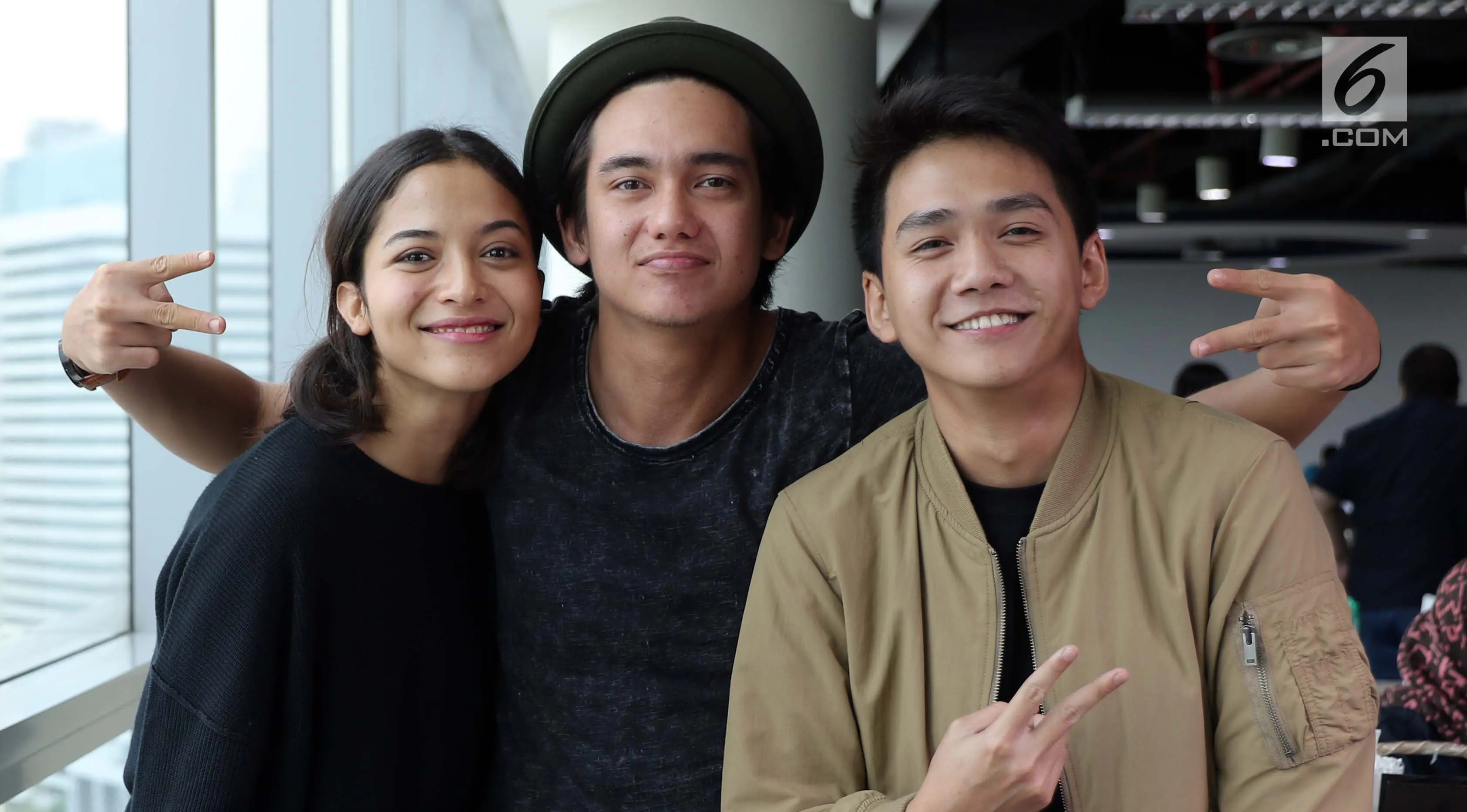 Para pemain Film Posesif, Putri Marino, Adipati Dolken, dan Chicco Kurniawan (Liputan5.com/ Helmi Afandi)