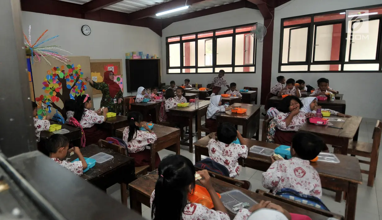 Siswi menyantap makanan tambahan saat program Penyediaan Makanan Tambahan Anak Sekolah (PMTAS) di SD Negeri 01 Tanjung Priok, Jakarta, Kamis (28/3). Pemprov DKI Jakarta menggelontorkan dana Rp 324 miliar untuk memenuhi gizi anak SDN di Jakarta dengan program PMTAS. (merdeka.com/Iqbal S. Nugroho)